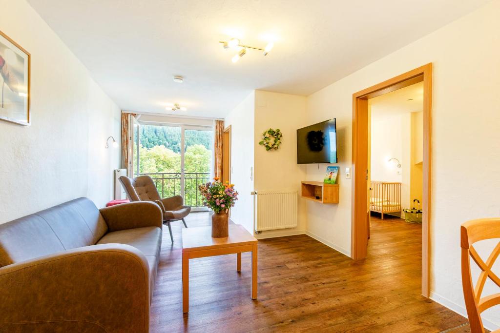 TV a/nebo společenská místnost v ubytování Hotel Engel - Familotel Hochschwarzwald