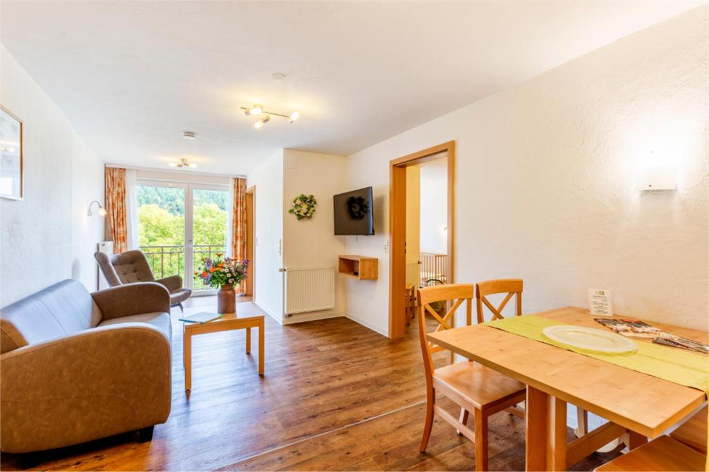 TV a/nebo společenská místnost v ubytování Hotel Engel - Familotel Hochschwarzwald