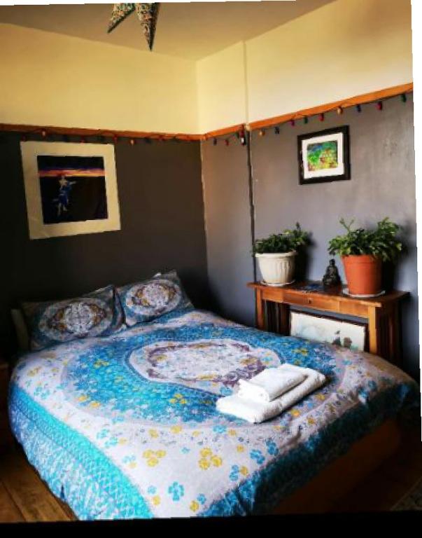 Hotel Large cosy room in G3, a bedroom with a bed with towels on it at Large cosy room in G3 in Glasgow