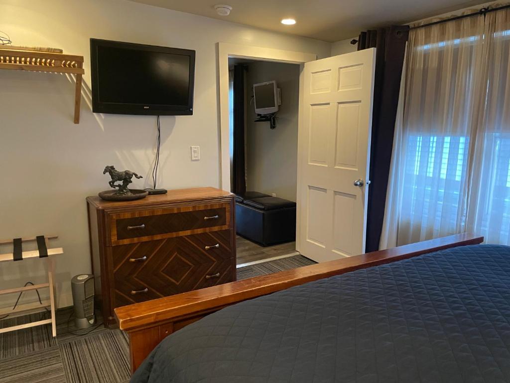 Village Inn Saugerties - Deluxe King Suite