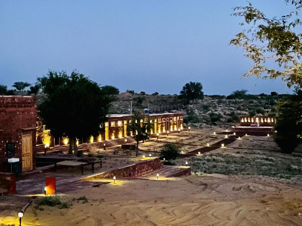 einem großen Amphitheater mit einem Gebäude im Hintergrund in der Unterkunft Kaner Retreat - India's First Desert Botanical Resort in Shaitrāwa