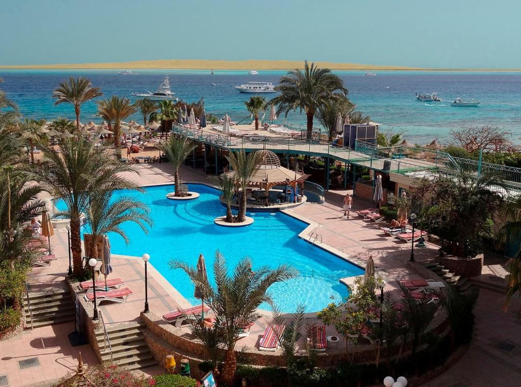 Bella Vista Resort Hurghada Families And Couples Only في الغردقة: اطلالة جوية على منتجع مع مسبح