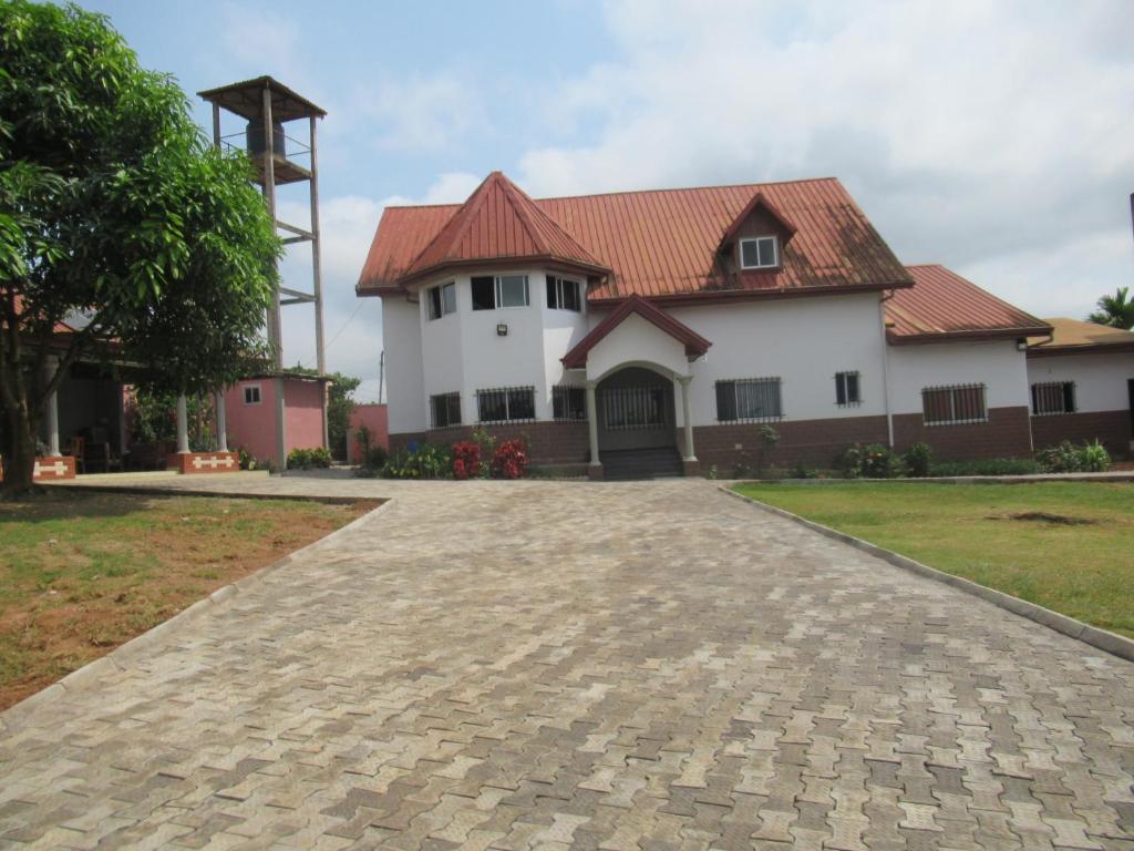 a house with a red roof and a driveway at Villa à Odza borne 12 Aéroport a 10min in Yaoundé