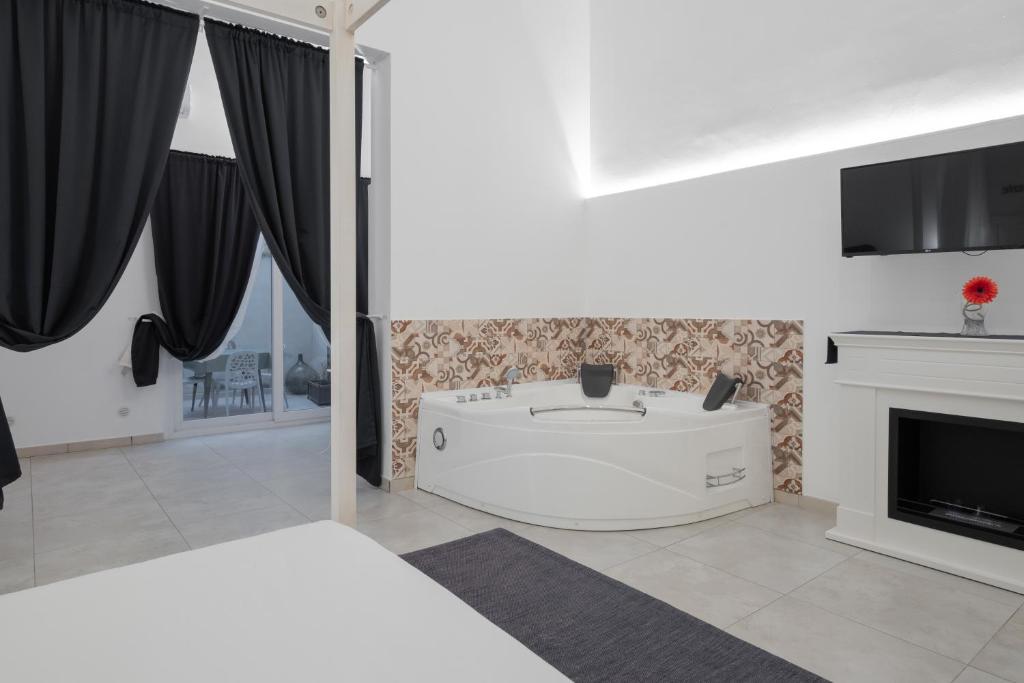 Postel nebo postele na pokoji v ubytování Ada Suites & Spa