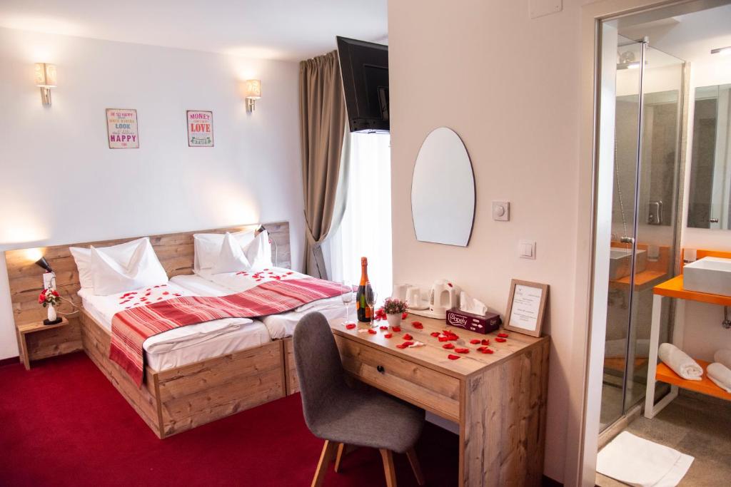 Pensiune Rara Paltinis - Chambre Double Avec Balcon Et Vue Sur La Colline