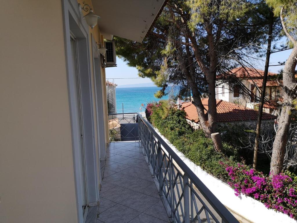 un balcón de una casa con vistas al océano en Panos & Antzy Apartments, en Kalamata