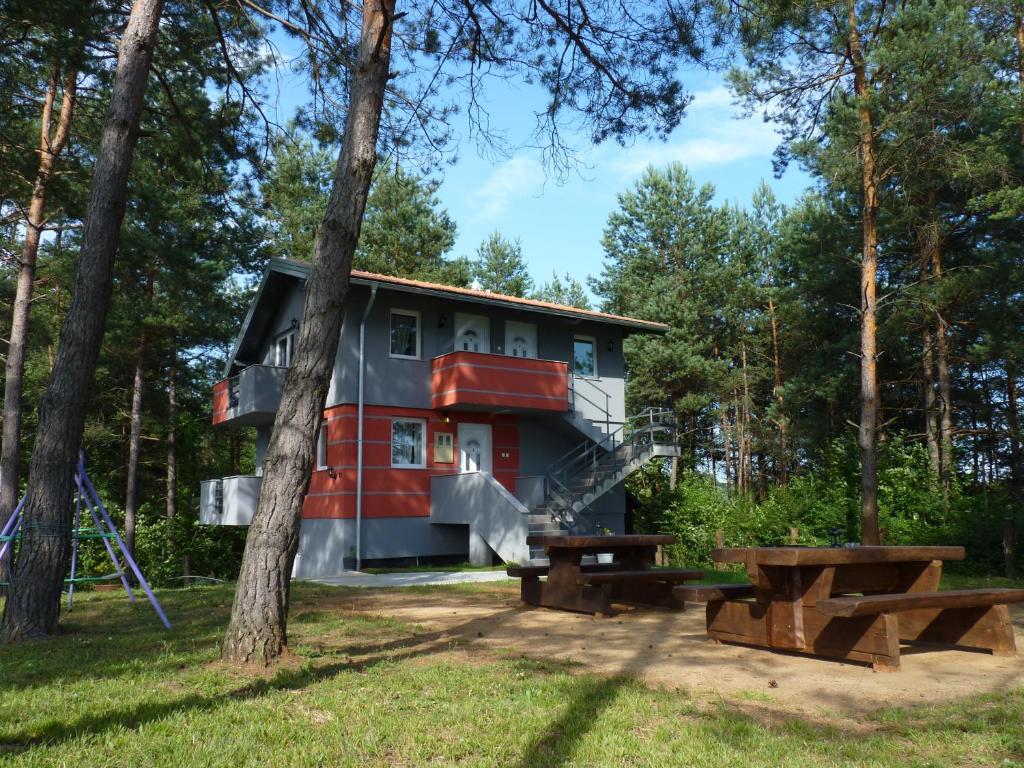 una casa con tobogán y mesas de picnic en Guest House Rudine, en Slunj