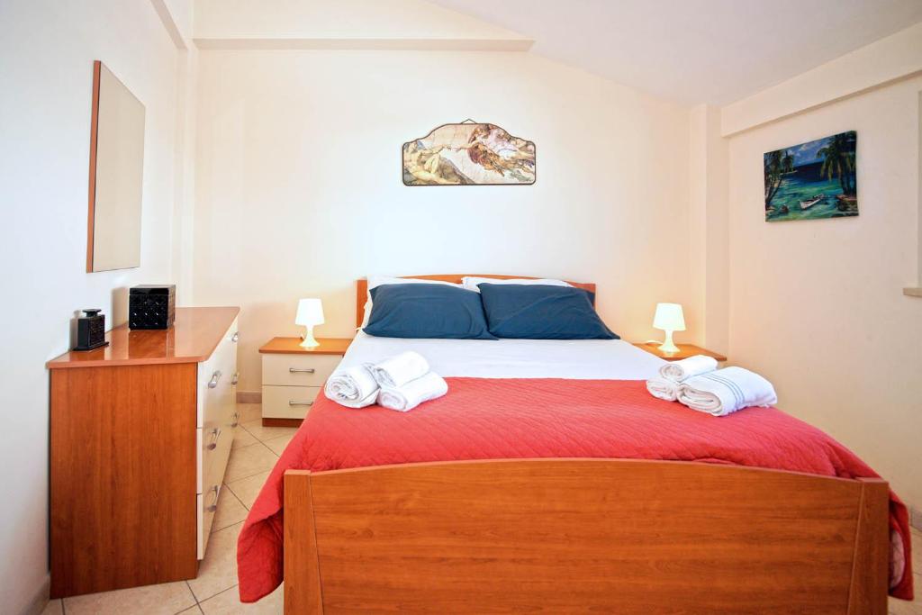 Posteľ alebo postele v izbe v ubytovaní CASA LUCA Appartamento al centro di Marzamemi vista mare con parcheggio privato