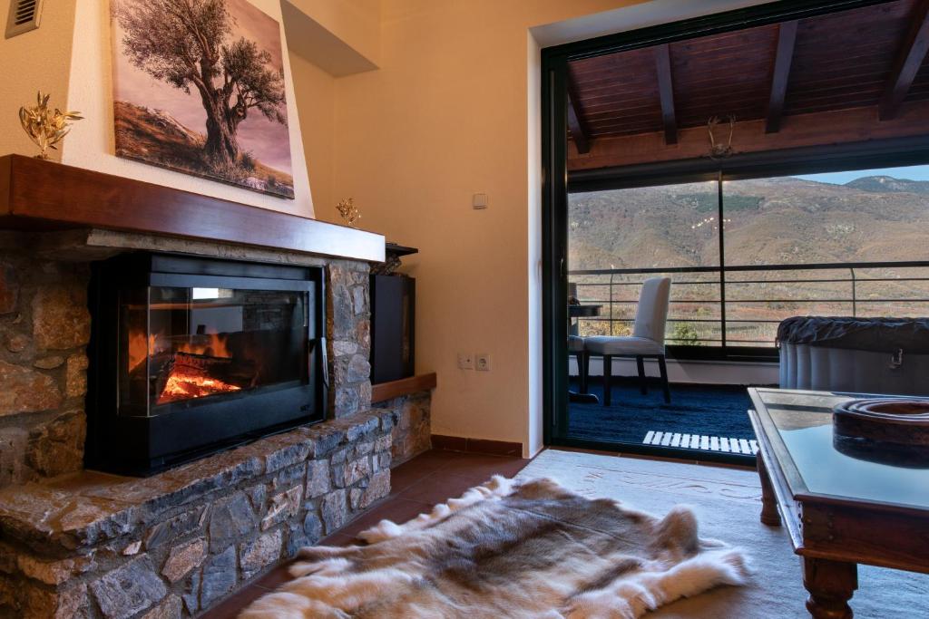 パライオス・アギオス・アタナシオスにあるVORAS 180° VIEWのリビングルーム(景色を望む暖炉付)