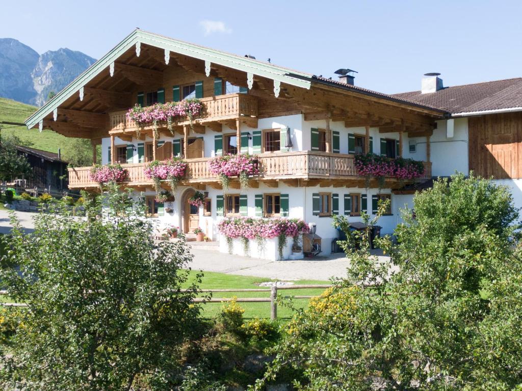 ein Gebäude mit einem Balkon und Blumen darauf in der Unterkunft Ramslerhof - Chiemgau Karte in Inzell