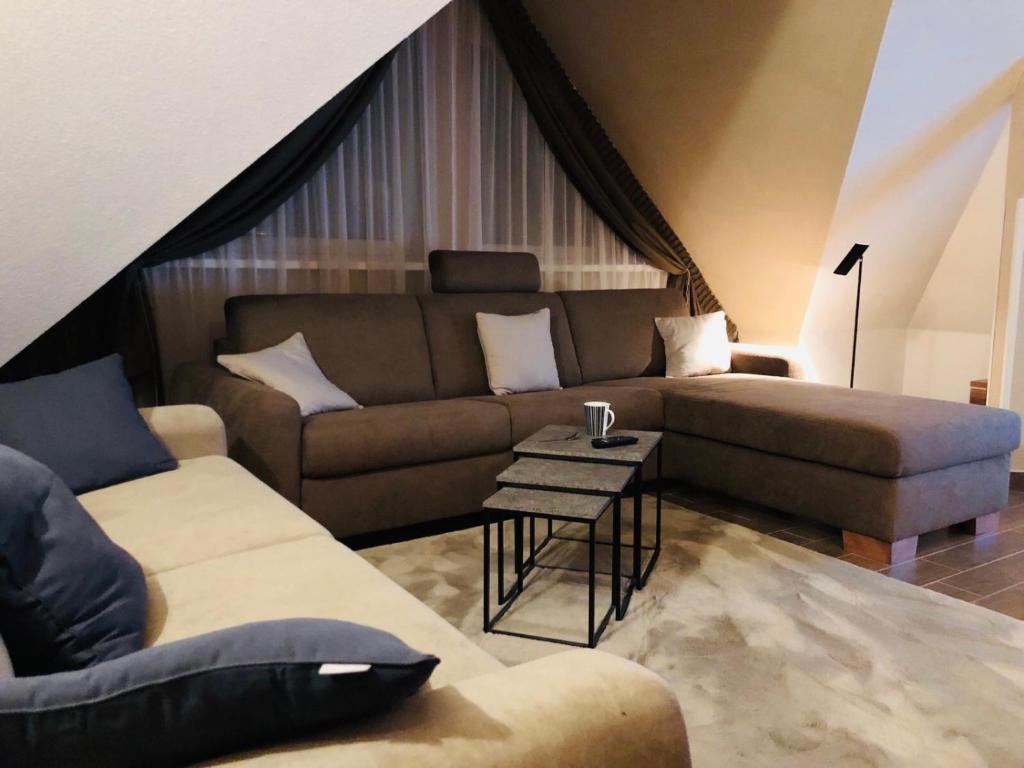 een woonkamer met een bank en een tafel bij Apartment Horec Donovaly in Donovaly