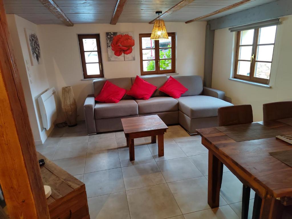 sala de estar con sofá y mesa en Petite maison alsacienne en Entzheim