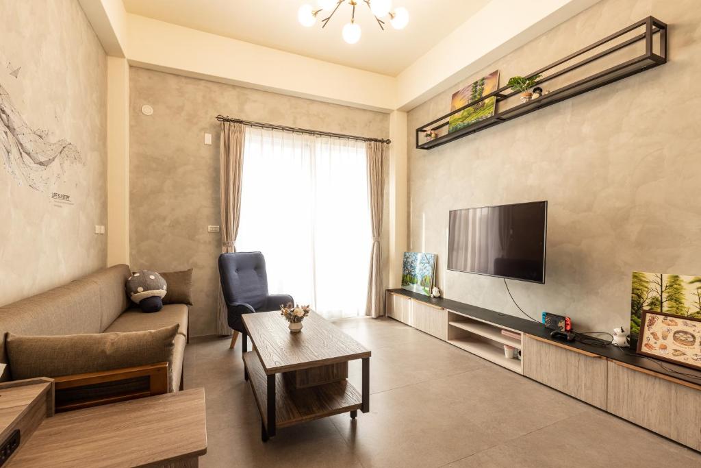TV a/nebo společenská místnost v ubytování 海貓行旅 LofiRily