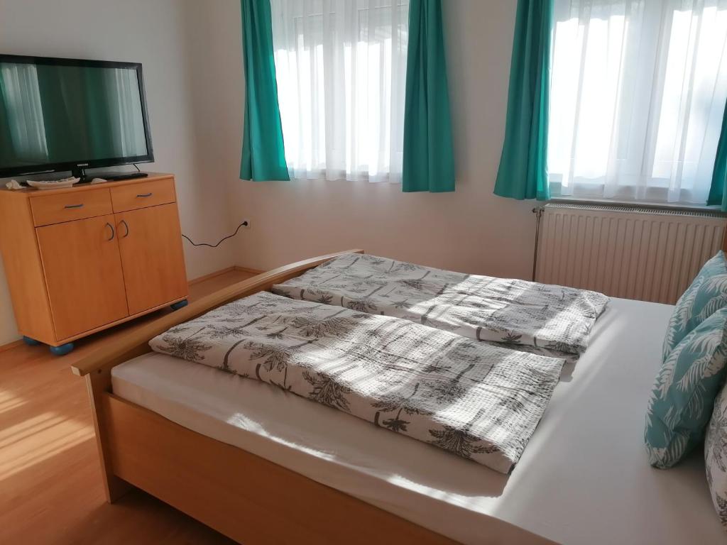 Łóżko lub łóżka w pokoju w obiekcie Relax Apartman Bükfürdő