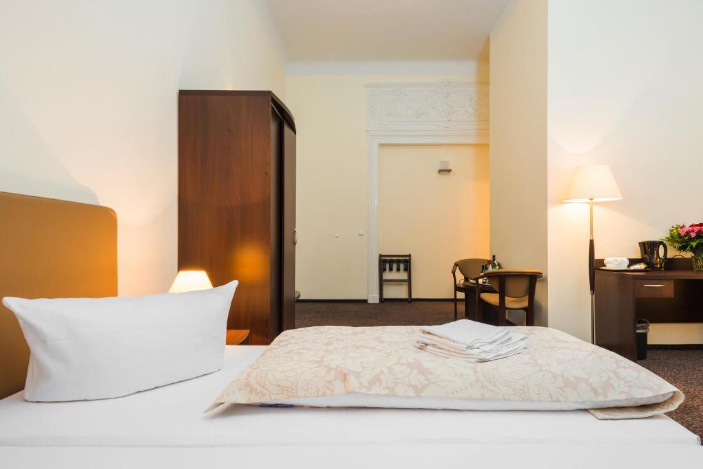 Postel nebo postele na pokoji v ubytování Upper Room Hotel Kurfürstendamm