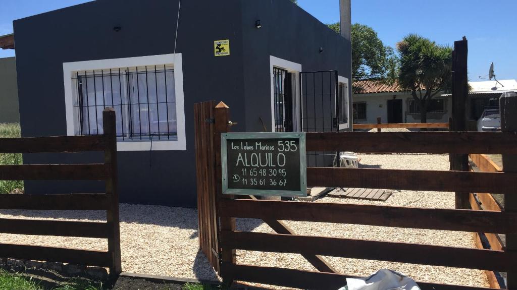 een bord op een hek voor een gebouw bij india del mar in La Estafeta