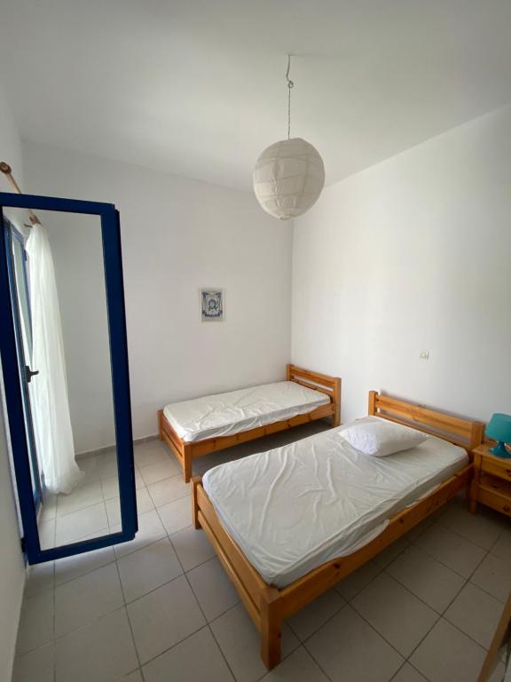 Ένα ή περισσότερα κρεβάτια σε δωμάτιο στο Comfortable house with seaview in Donousa