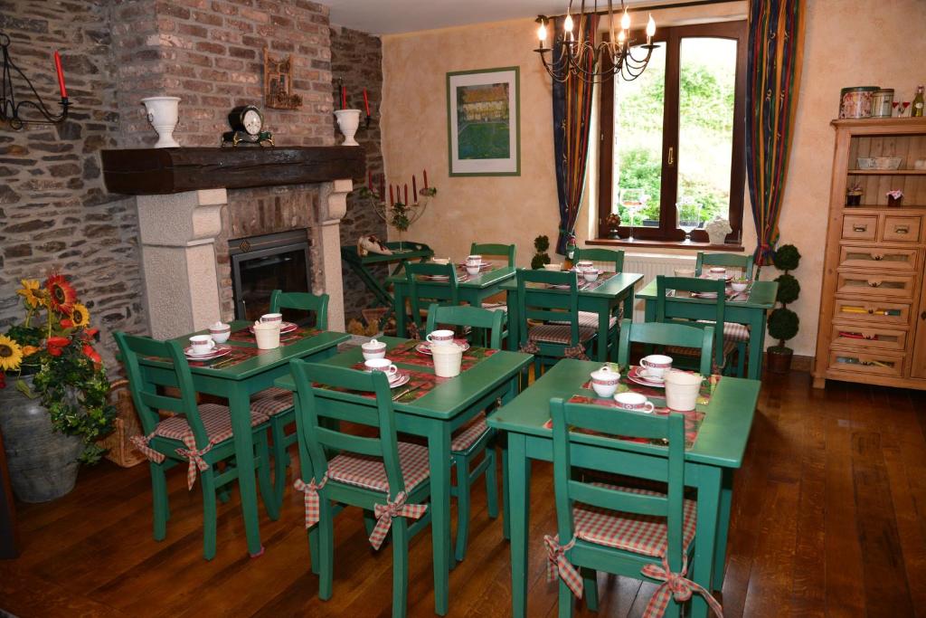 Kuchyň nebo kuchyňský kout v ubytování Hôtel Moulin de la Strument