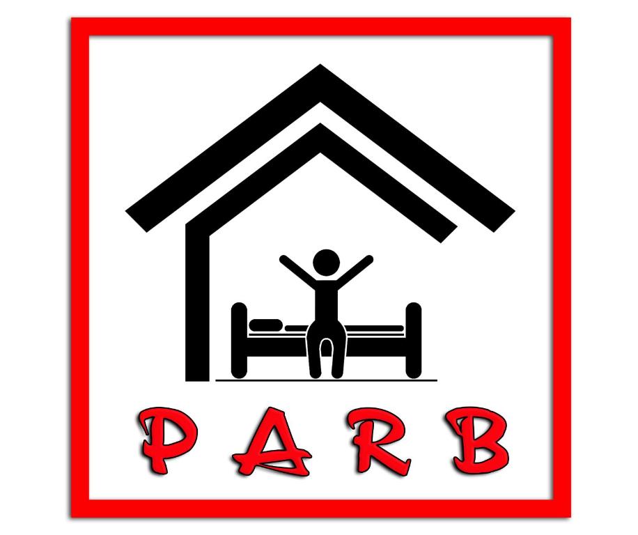 土格加勞的住宿－PARB Tuguegarao，卧床和房子的人的房间标志