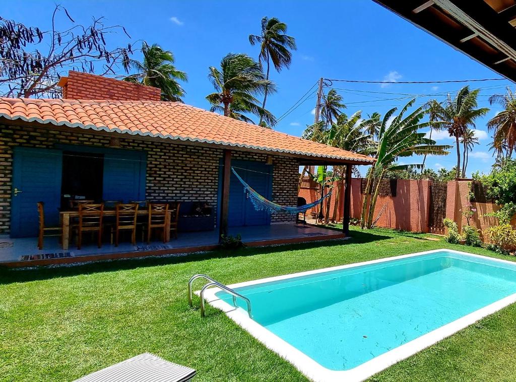 a house with a swimming pool in the yard at Wind Nomade House - São Miguel do Gostoso in São Miguel do Gostoso