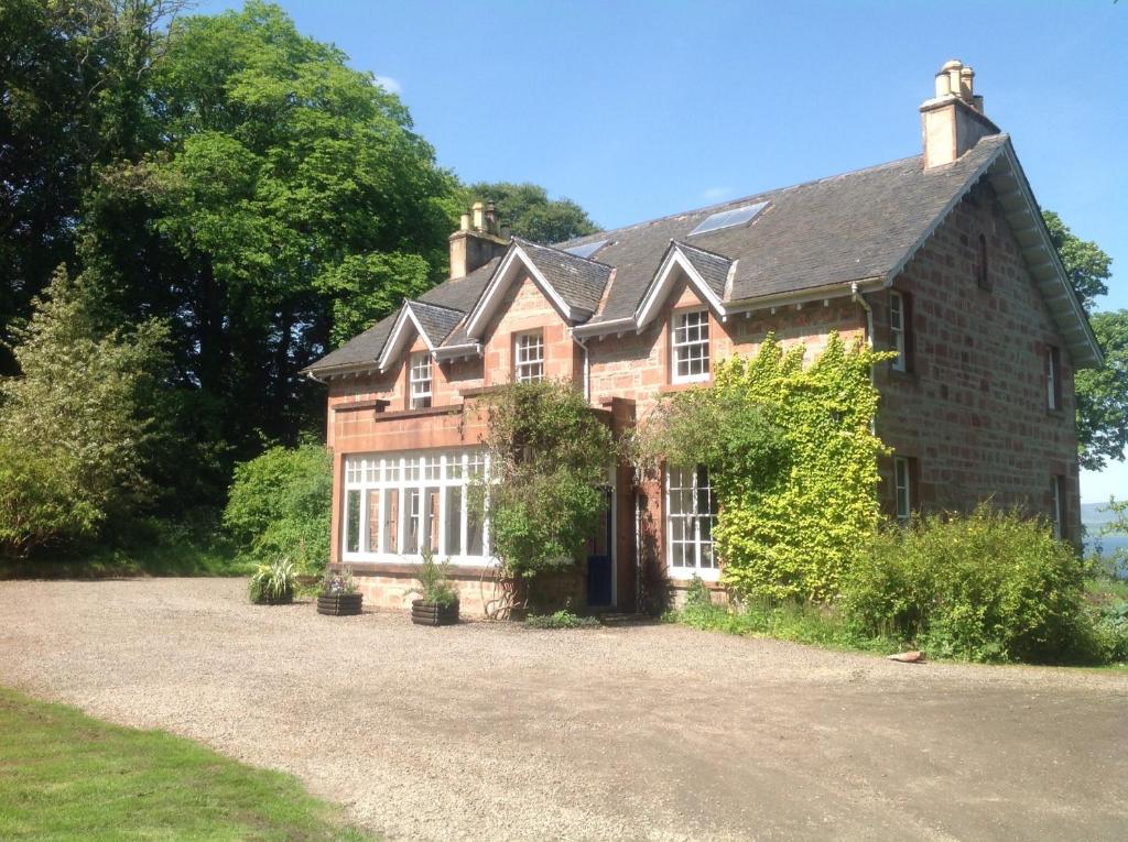 an old brick house with a driveway at The Factor's House in Cromarty