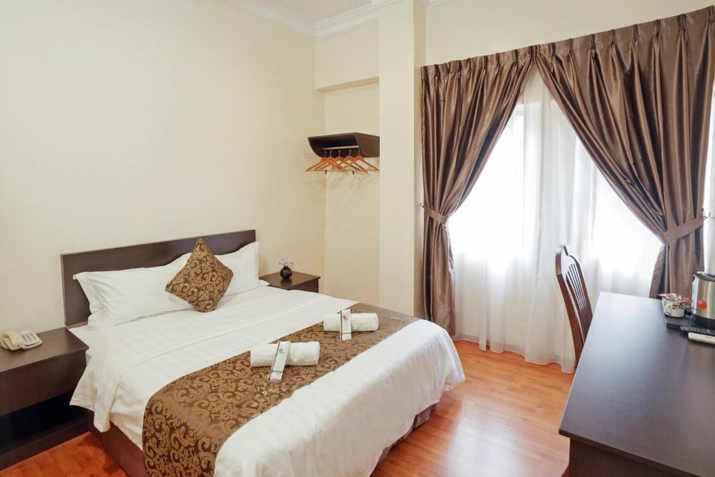 Postel nebo postele na pokoji v ubytování RJ Hotel Kulai