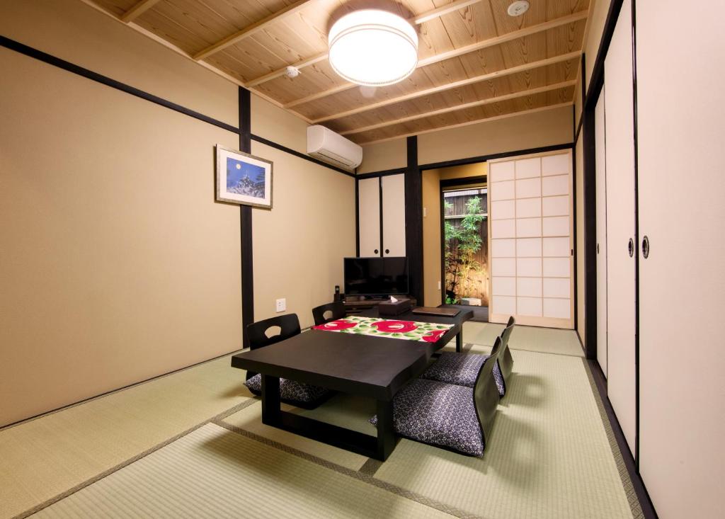 京都市にある鈴 泉涌寺のテーブルと椅子が備わる客室です。