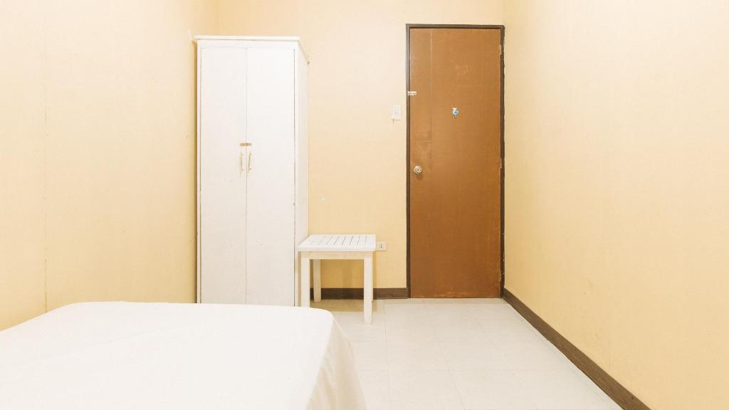 Postel nebo postele na pokoji v ubytování Cristian Jay Dormitory by RedDoorz
