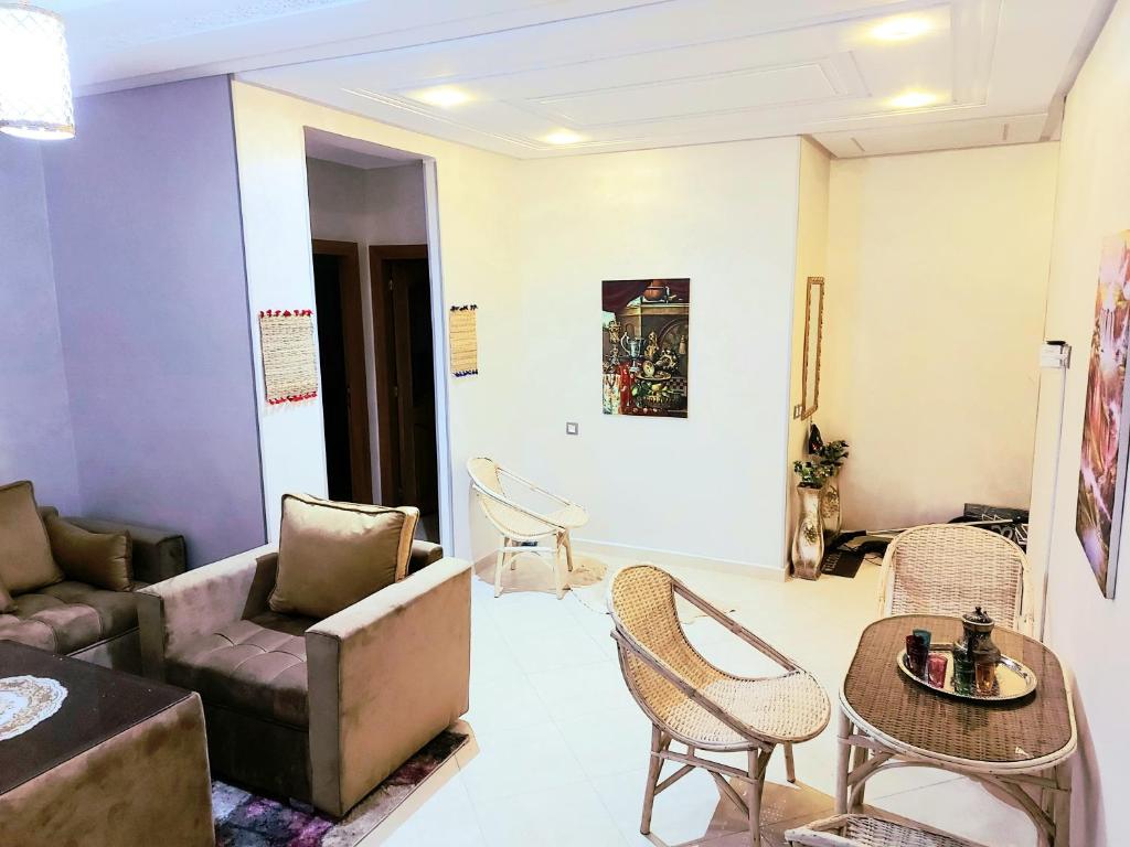 sala de estar con sofá y sillas en Appartment Majorelle entier au Centre Ville Kenitra en Kenitra