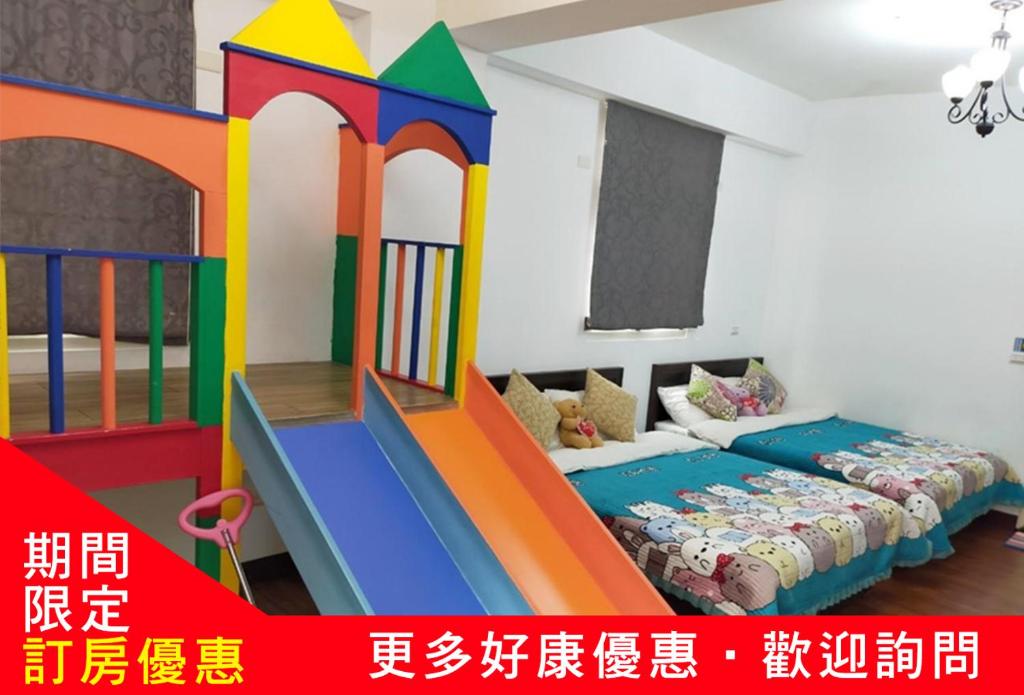a childrens bedroom with a large play house at Nan Jing 222 Homestay in Hualien City
