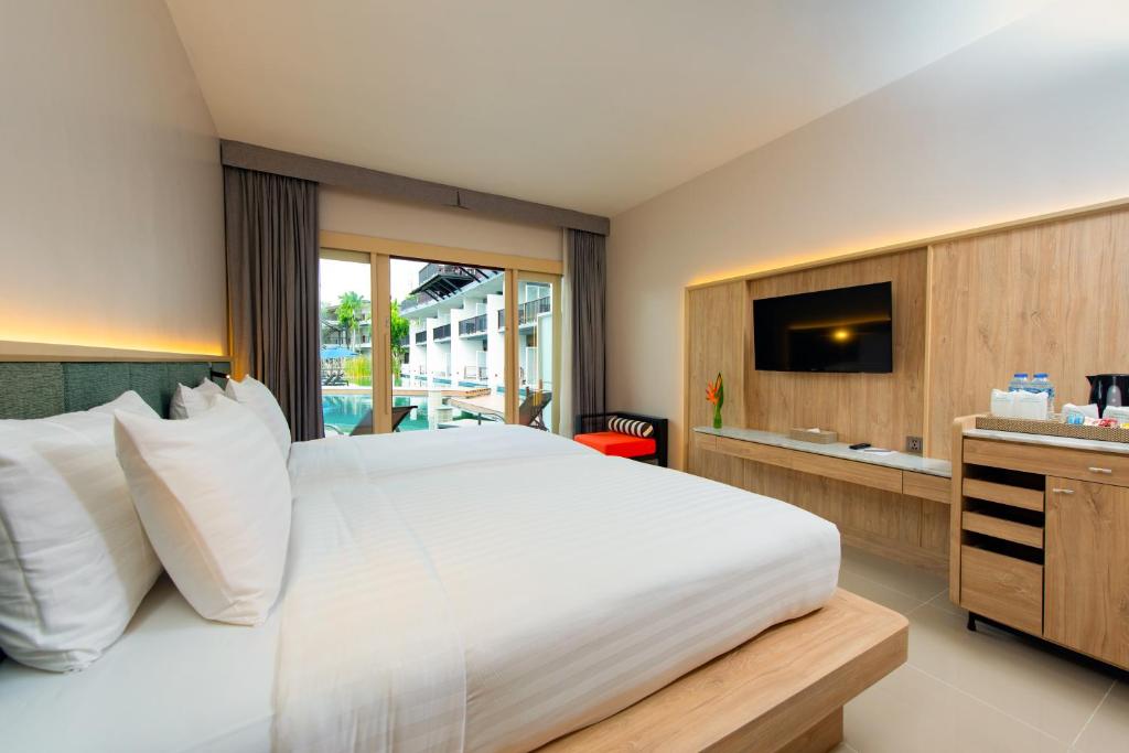 Postel nebo postele na pokoji v ubytování Holiday Ao Nang Beach Resort, Krabi