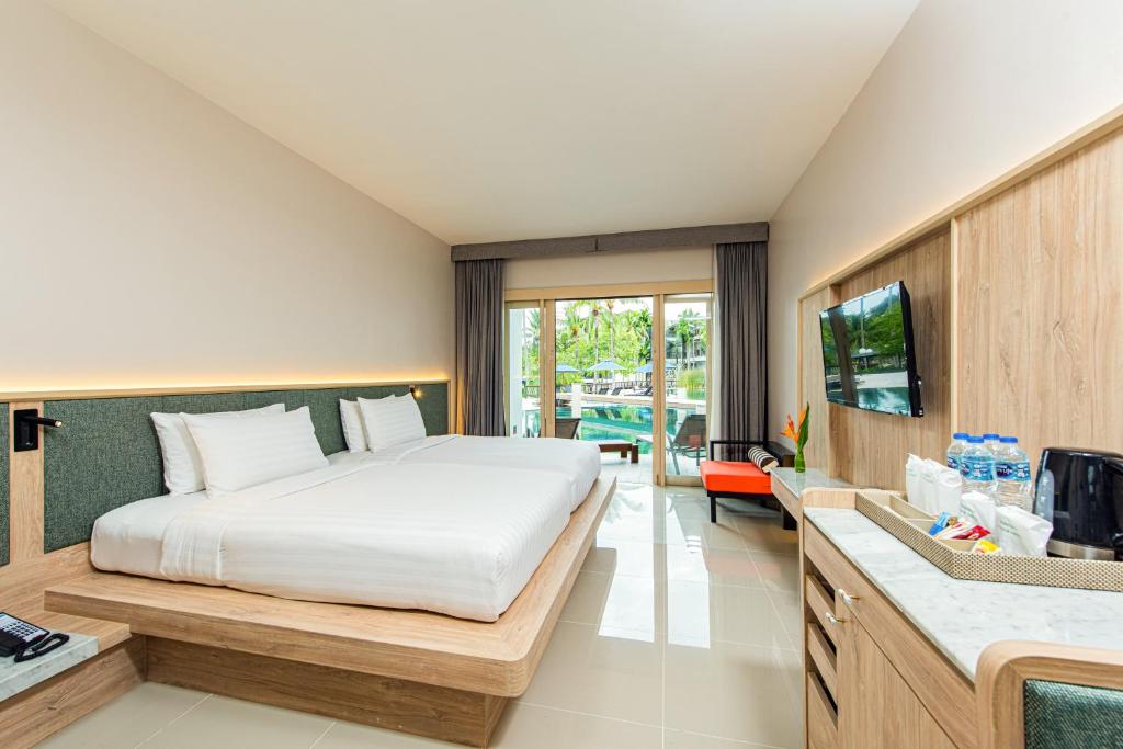 Postel nebo postele na pokoji v ubytování Holiday Ao Nang Beach Resort, Krabi