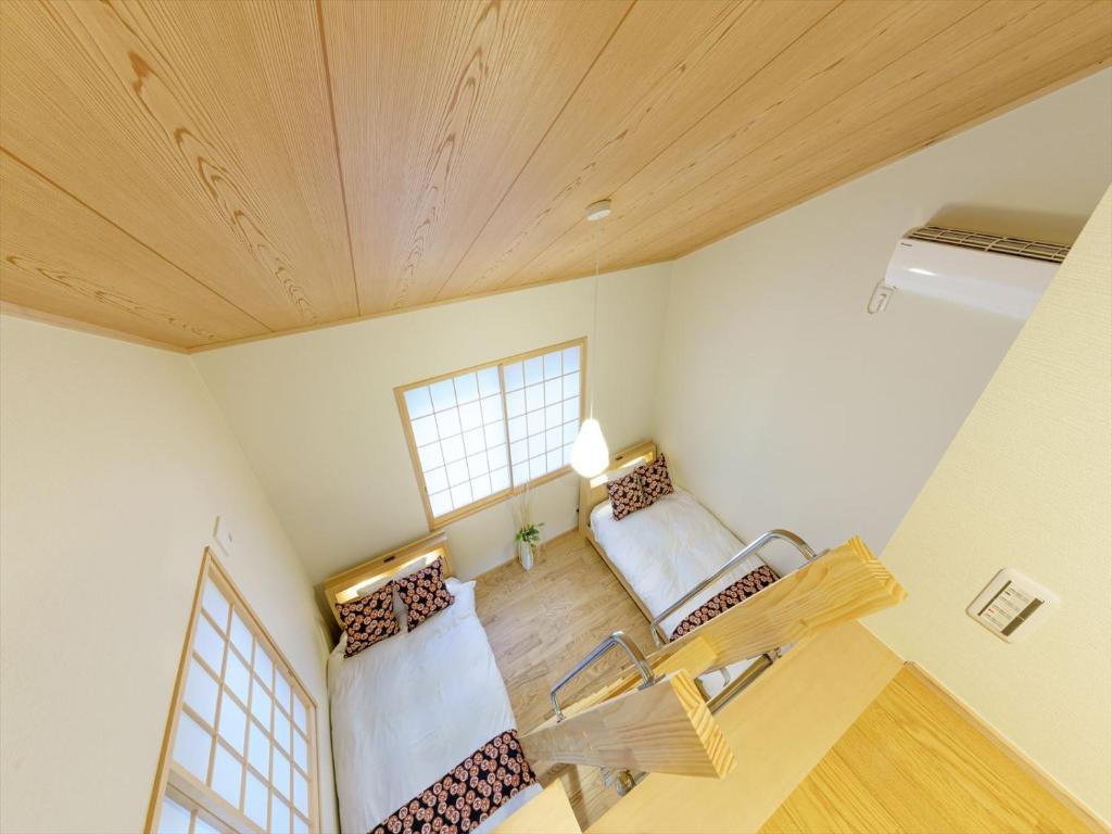 uma vista superior de um quarto com um sofá e uma janela em 宿家千の森 em Tóquio
