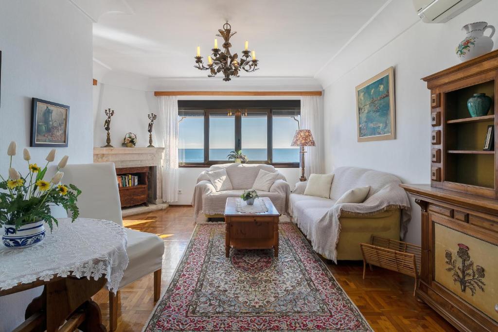 salon z kanapą i stołem w obiekcie Casa Blanca 1 direkt am Strand w mieście Benidorm