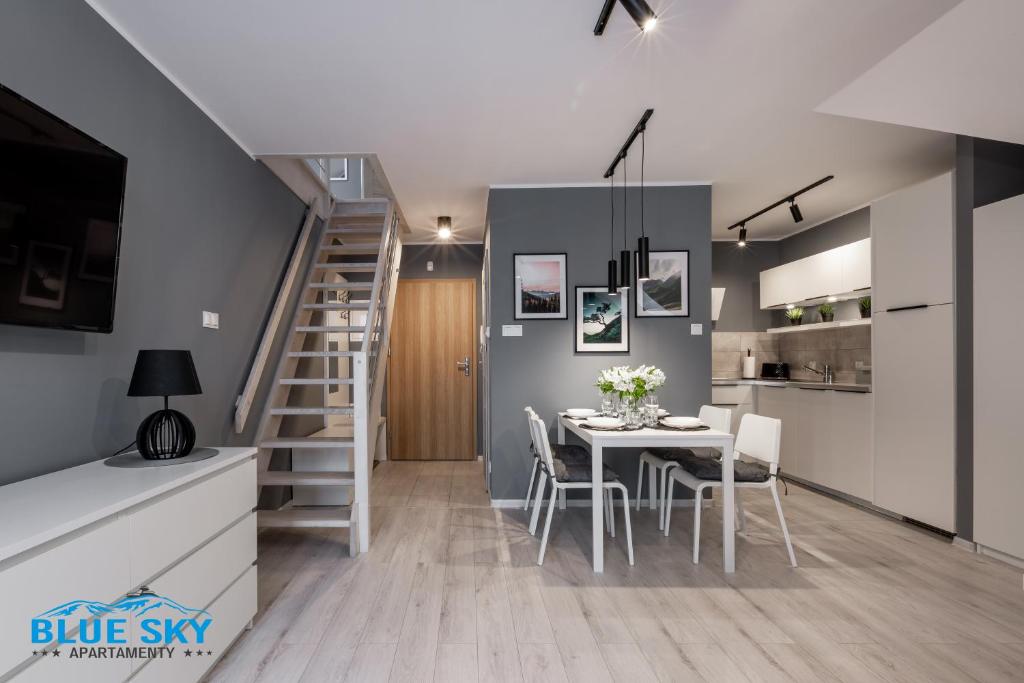 uma cozinha e sala de jantar com mesa e cadeiras em Apartamenty BlueSky - Nadrzeczna 3d-3e, blisko centrum em Karpacz