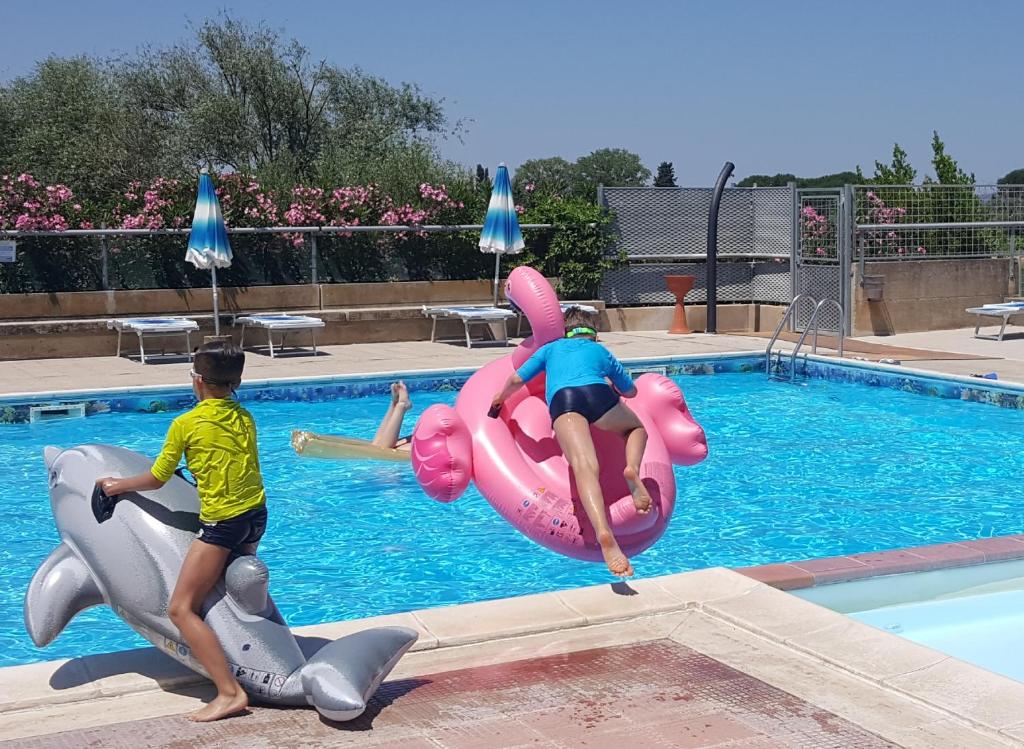 Bazén v ubytování Hotel Le Tre Isole nebo v jeho okolí