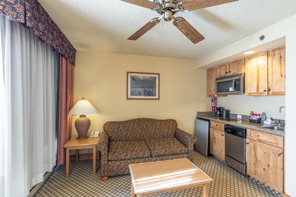 พื้นที่นั่งเล่นของ Grand Lodge Condo in the Heart of Mt Crested Butte condo