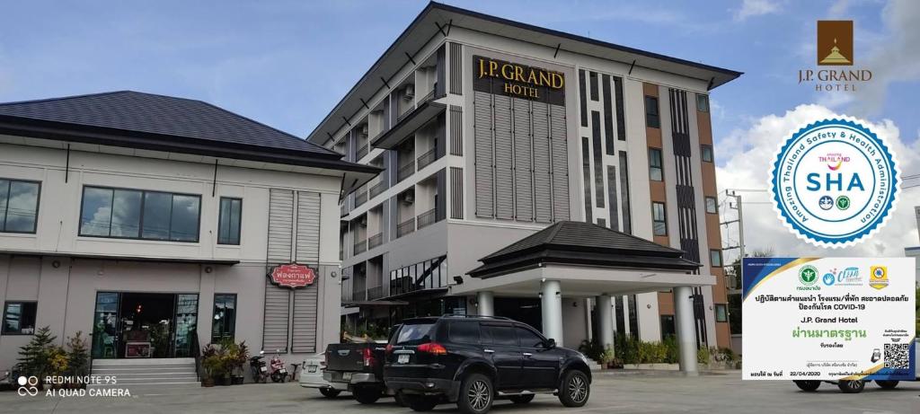 J.P.GRAND HOTEL في ترات: سيارة دفع رباعي سوداء متوقفة أمام مبنى
