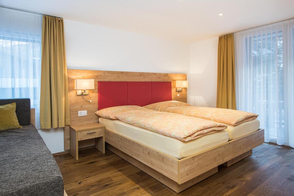 Postel nebo postele na pokoji v ubytování Ferienhaus Matterhorngruss