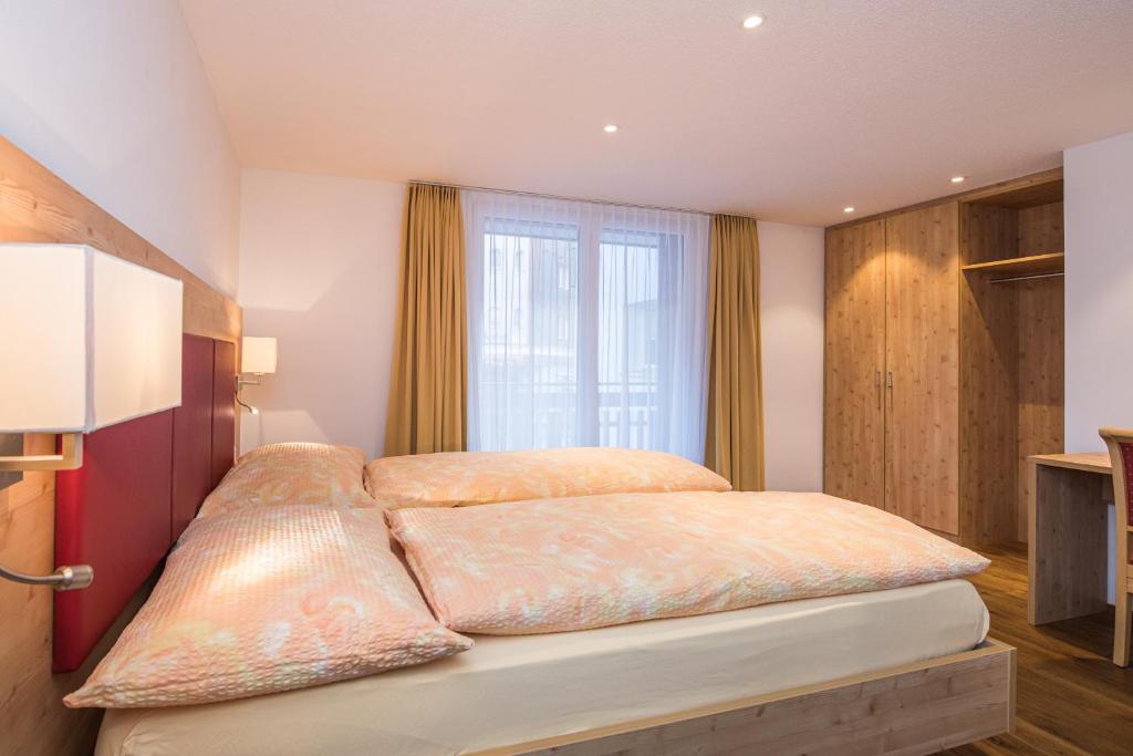 Postel nebo postele na pokoji v ubytování Ferienhaus Matterhorngruss