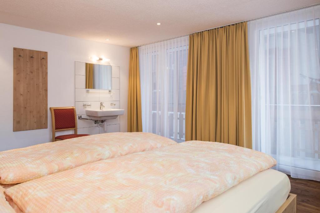 Postel nebo postele na pokoji v ubytování Ferienhaus Matterhorngruss