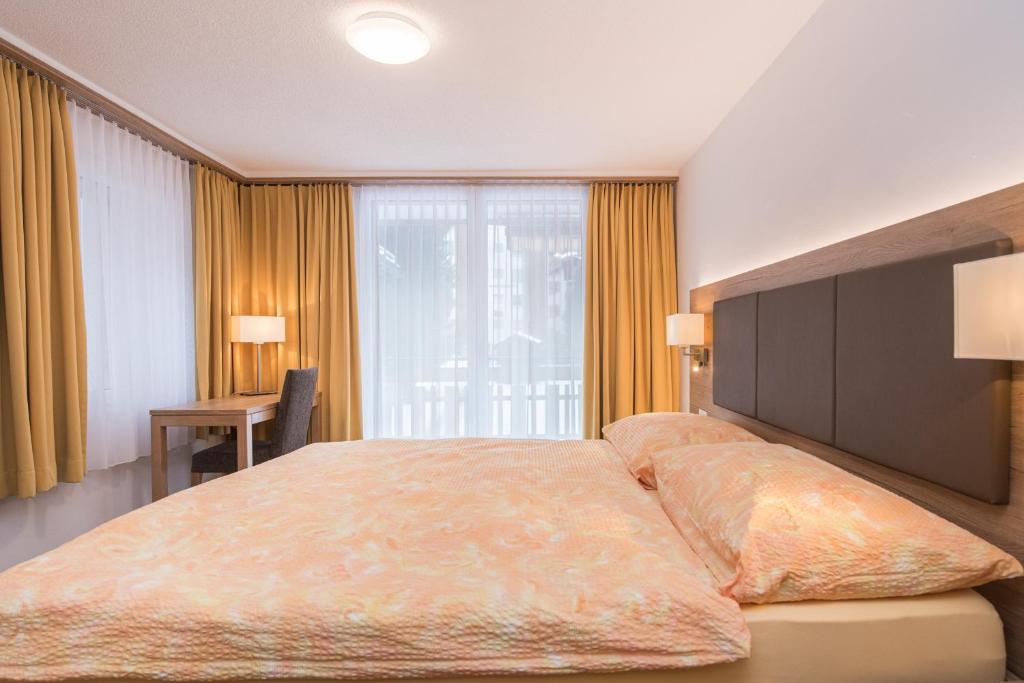 Postel nebo postele na pokoji v ubytování Ferienhaus Matterhorngruss