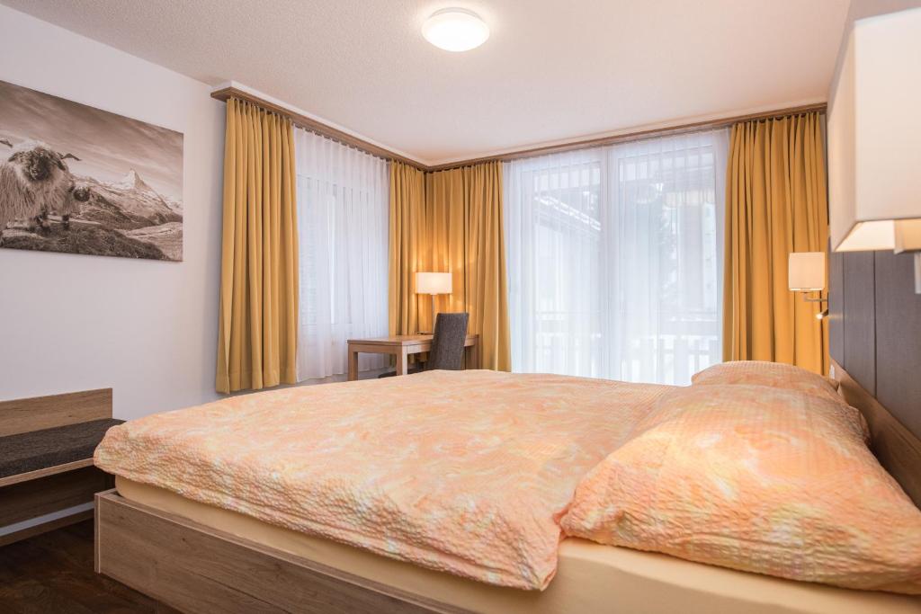 Postel nebo postele na pokoji v ubytování Ferienhaus Matterhorngruss