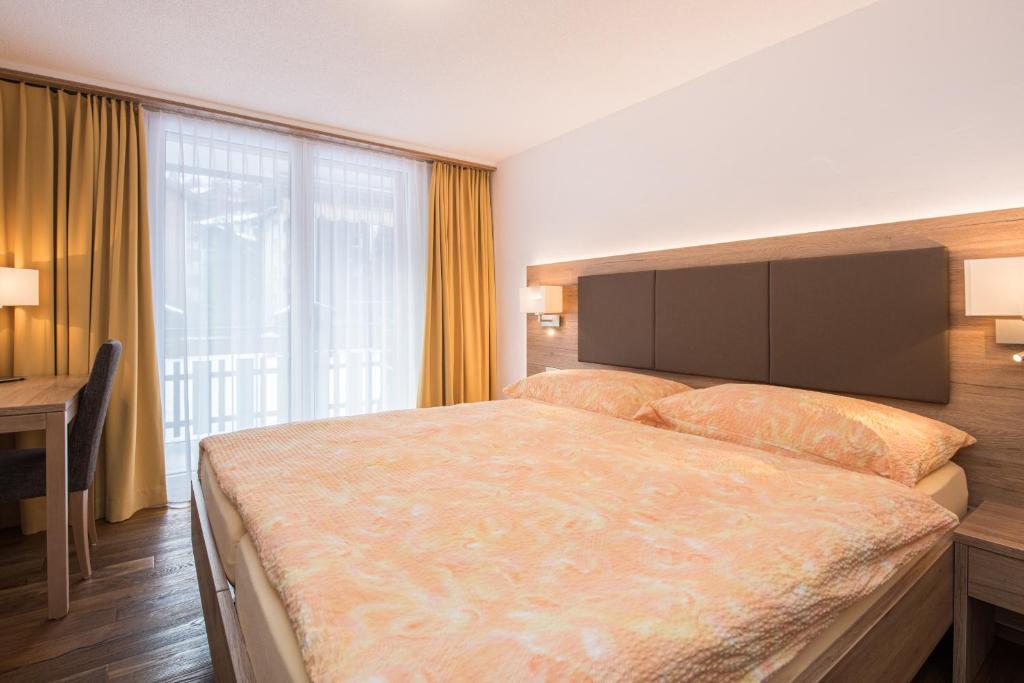 Postel nebo postele na pokoji v ubytování Ferienhaus Matterhorngruss