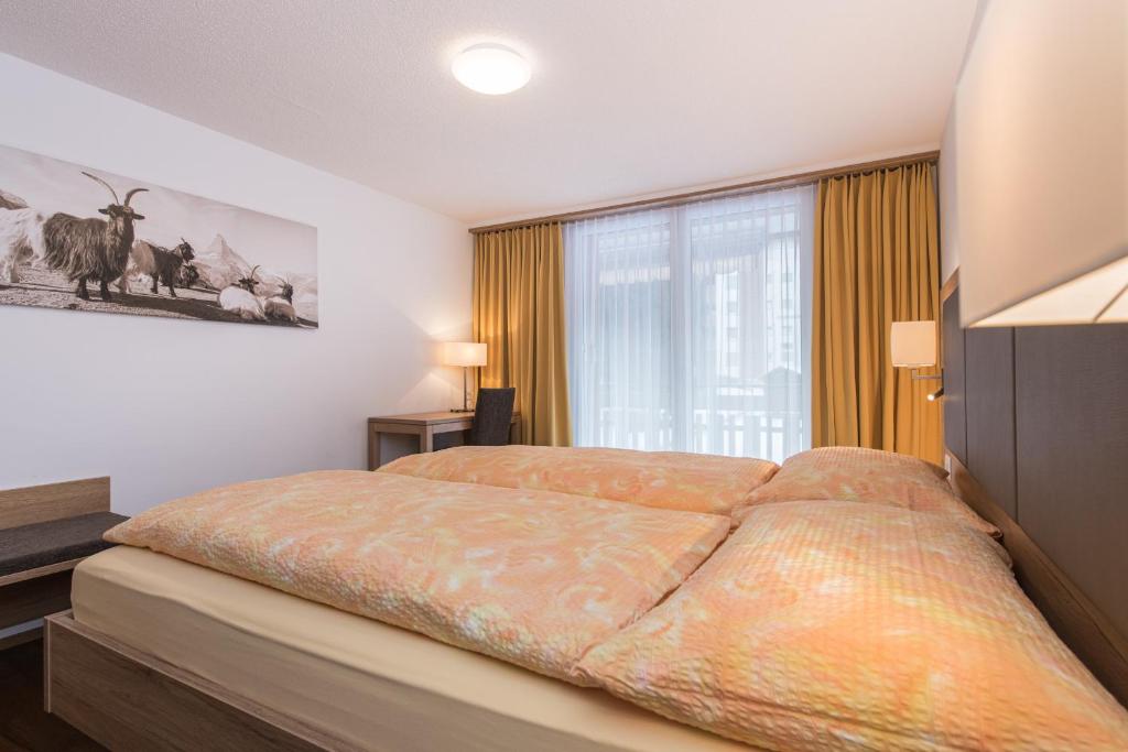 Postel nebo postele na pokoji v ubytování Ferienhaus Matterhorngruss