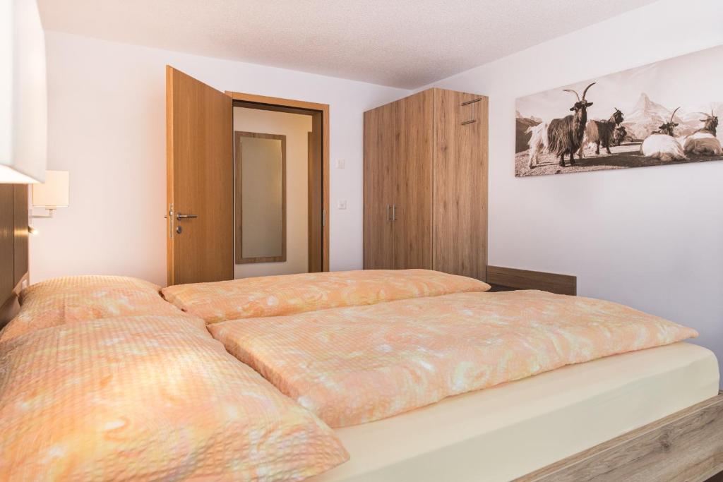 Postel nebo postele na pokoji v ubytování Ferienhaus Matterhorngruss