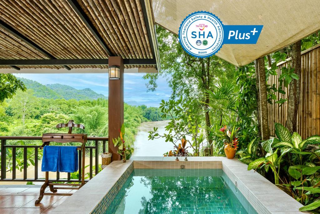 uma piscina numa villa com vista em Home Phutoey River Kwai Hotspring & Nature Resort - SHA Extra Plus em Sai Yok