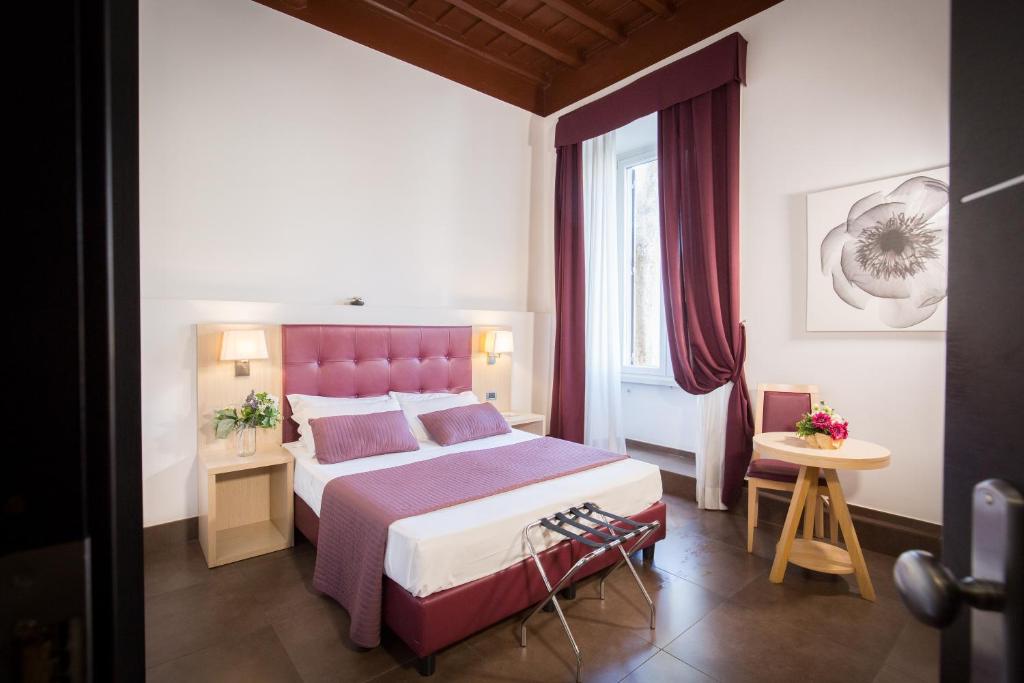 um quarto de hotel com uma cama e uma janela em SuitInn19 em Roma