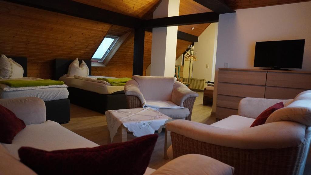 TV a/nebo společenská místnost v ubytování Gasthaus Schöne Aussicht