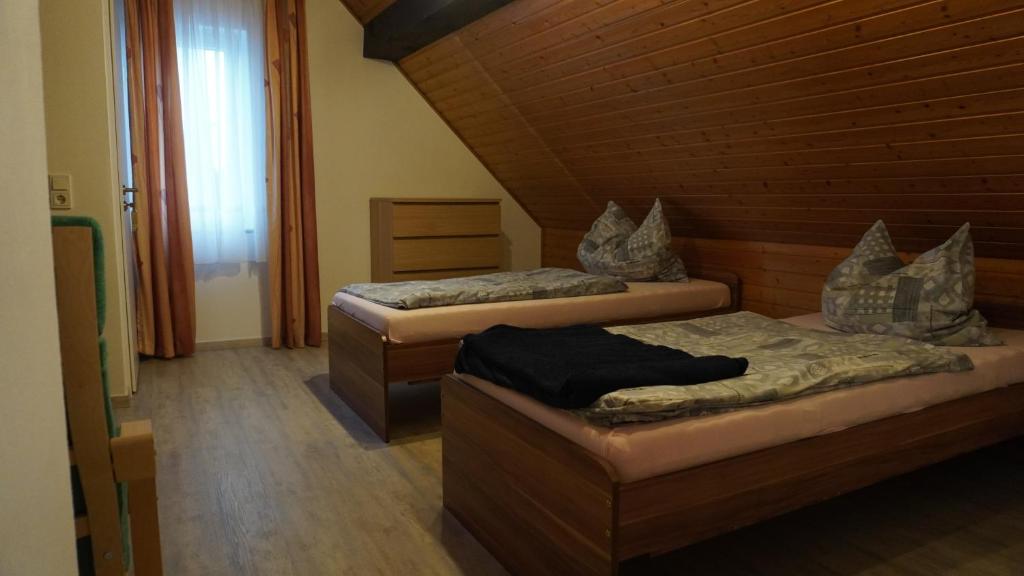 Postel nebo postele na pokoji v ubytování Gasthaus Schöne Aussicht